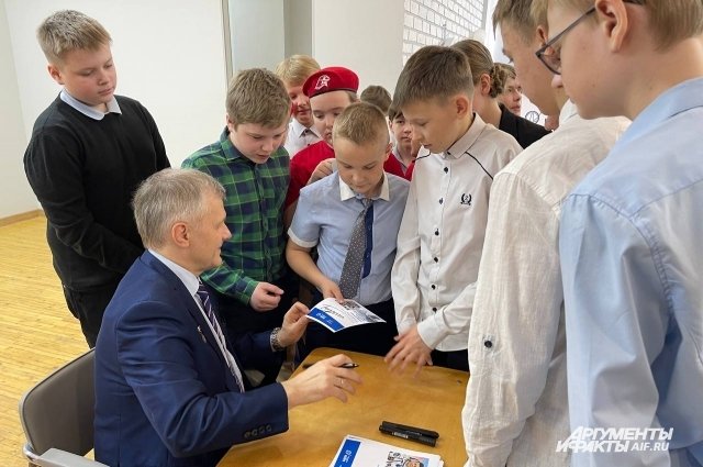 Андрей Борисенко приехал в Пермь 10 апреля. В этот день он встретился с учениками Инженерной школы Перми (ул. Академика Веденеева, 71).