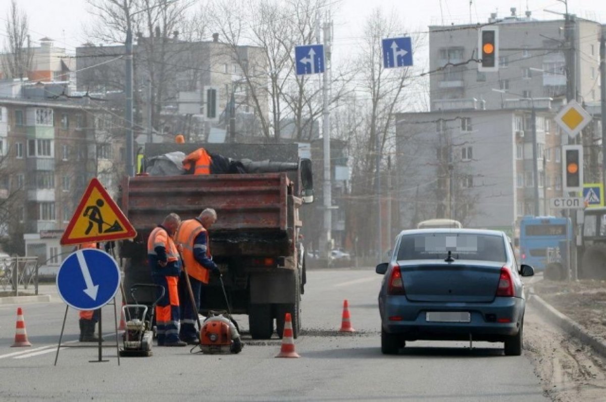 Александр Богомаз распорядился к 1 мая завершить ямочный ремонт дорог