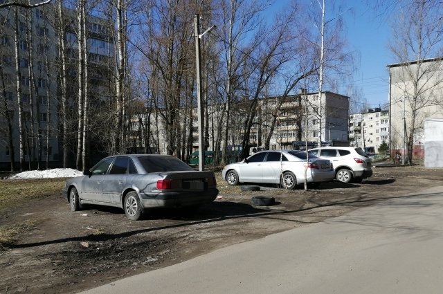 Мест для машин во дворах не хватает, поэтому водители нередко паркуются в неположенных местах.