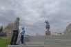 Памятник Ворошилову гордо возвышается над городом.