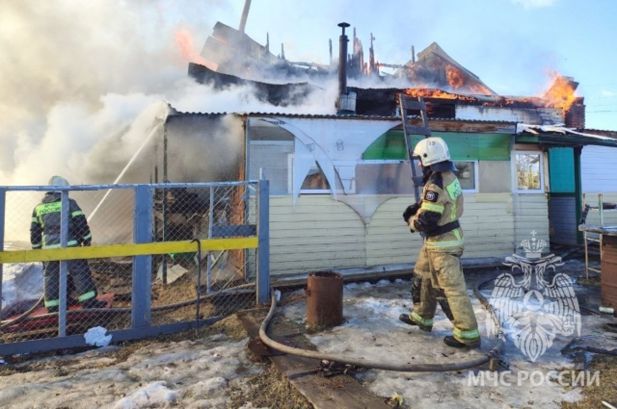 Появились фотографии и видео с места пожара в томском селе Дзержинское |  АиФ Томск