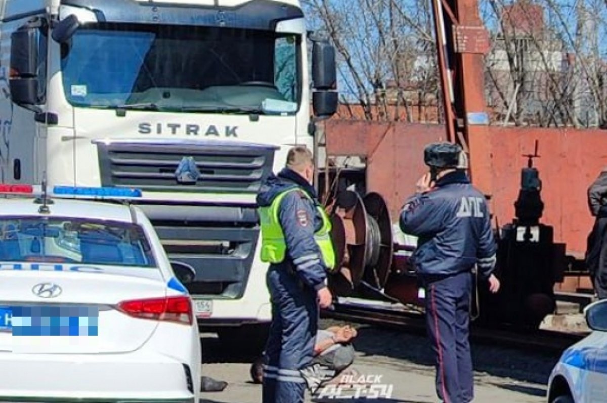 В Новосибирске сотрудники ГИБДД остановили «КАМАЗ», побивший автомобили |  АиФ Новосибирск