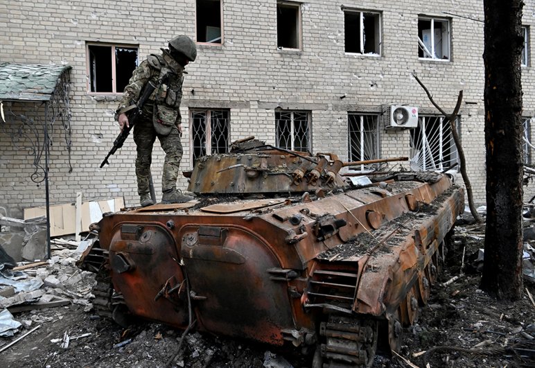 Боец ЧВК «Вагнер» возле уничтоженной украинской БМП-2 в центре Артемовска.
