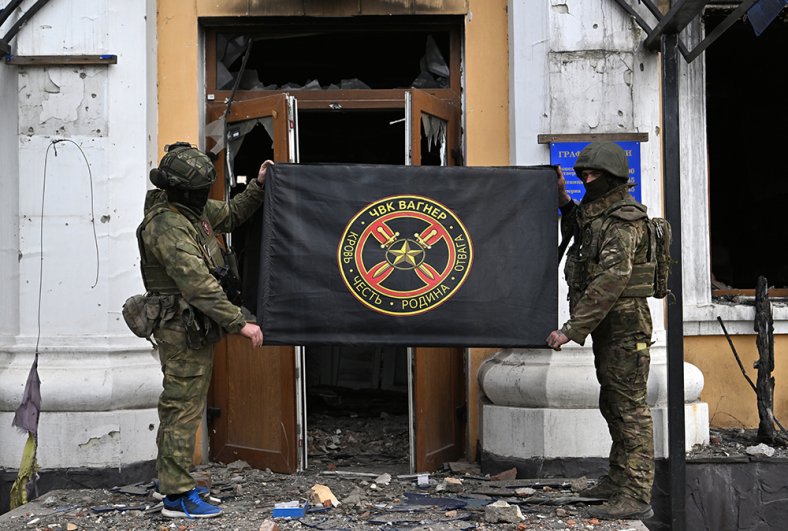 Бойцы ЧВК «Вагнер» около здания районной администрации в Артемовске.
