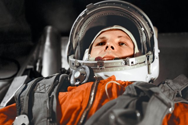 Космонавт Юрий Гагарин в кабине космического корабля. 