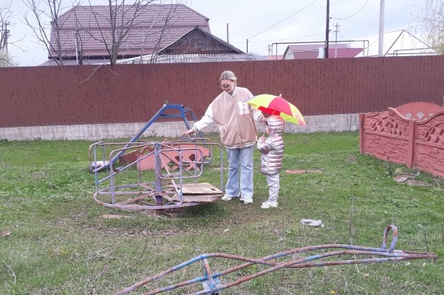 Несколько лет хуторяне добиваются ремонта аварийной детской площадки.
