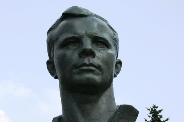 В Набережных Челнах насчитывается 16 Юриев Гагариных. 