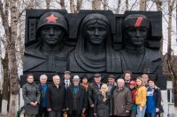 Имена героев-земляков Козульского района выбиты на плитах памятника, установленного на площади Победы районного центра.