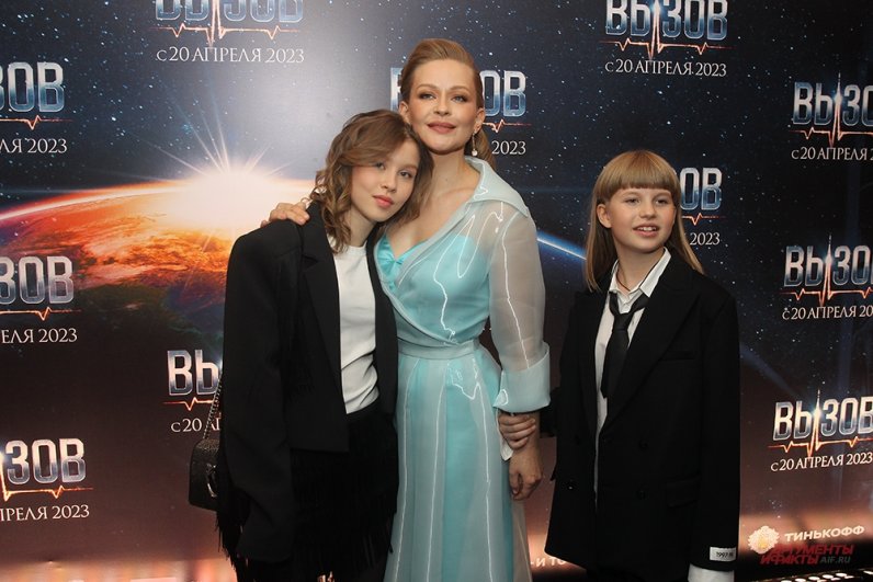 Юлия Пересильд с дочерьми Анной и Марией.