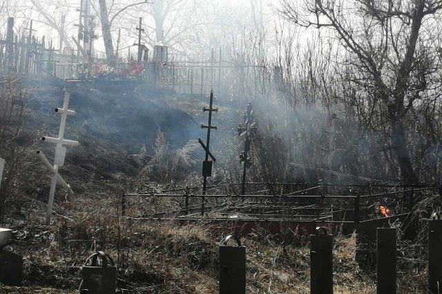 В Абдулинском ГО неизвестные подожгли траву на кладбище