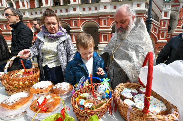 Освящение пасхальных куличей и яиц в церкви Святой Живоначальной Троицы в Никитниках.
