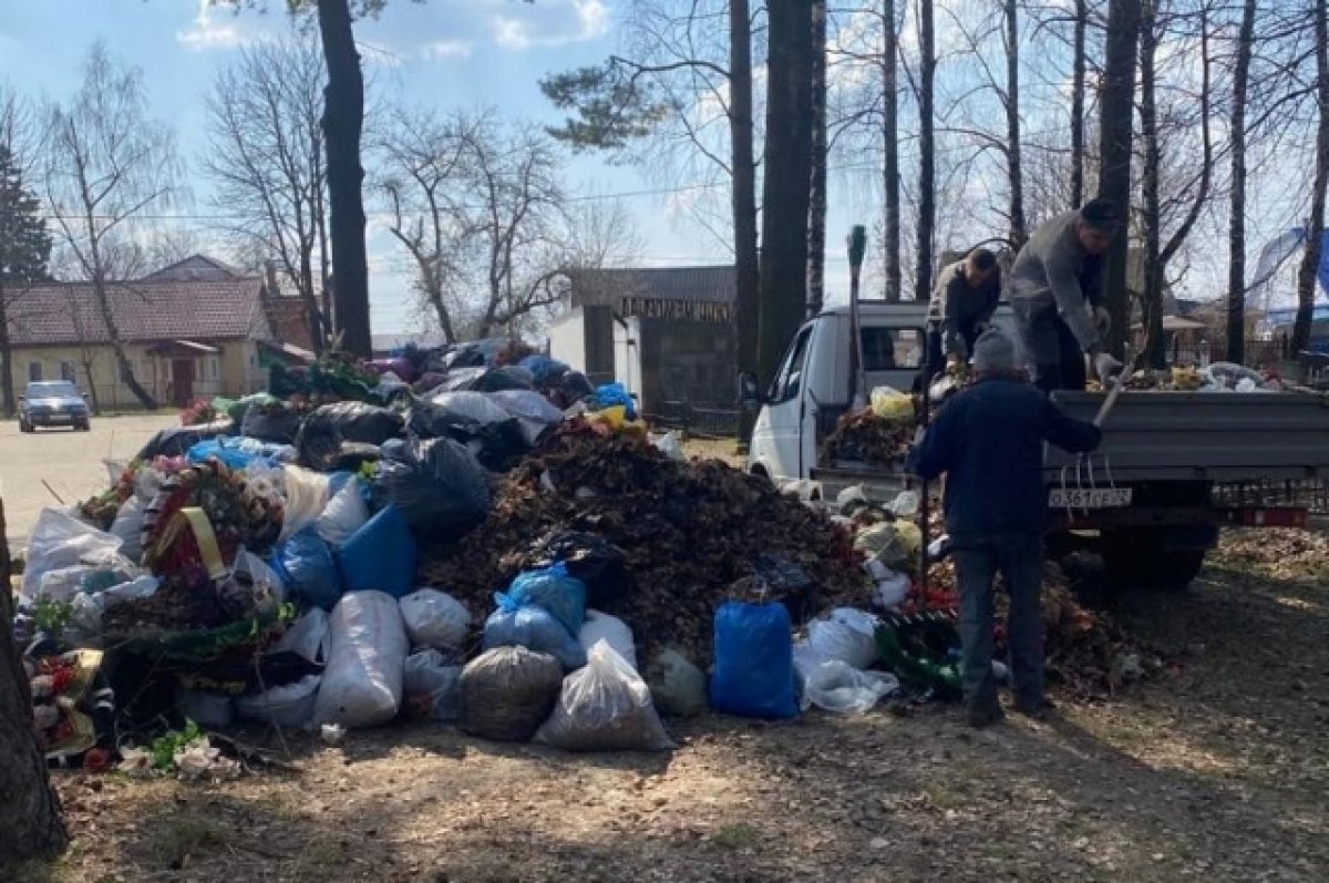 Коммунальщики Брянска вывезли с кладбищ города более 2200 кубометров мусора