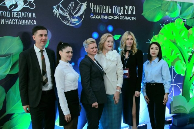 Участники конкурса «Учитель года – 2023» с министром образования Сахалинской области