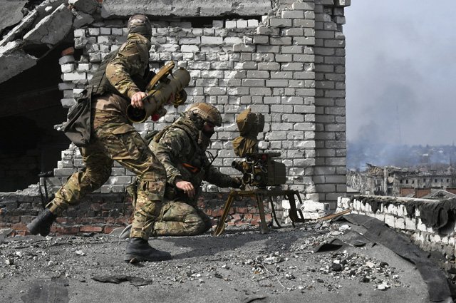 Бойцы ЧВК «Вагнер» готовят противотанковую управляемую ракету (ПТУР) к обстрелу позиций ВСУ в Артёмовске.