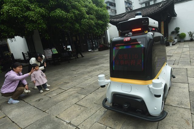 На улицах Китая патрулируют роботы