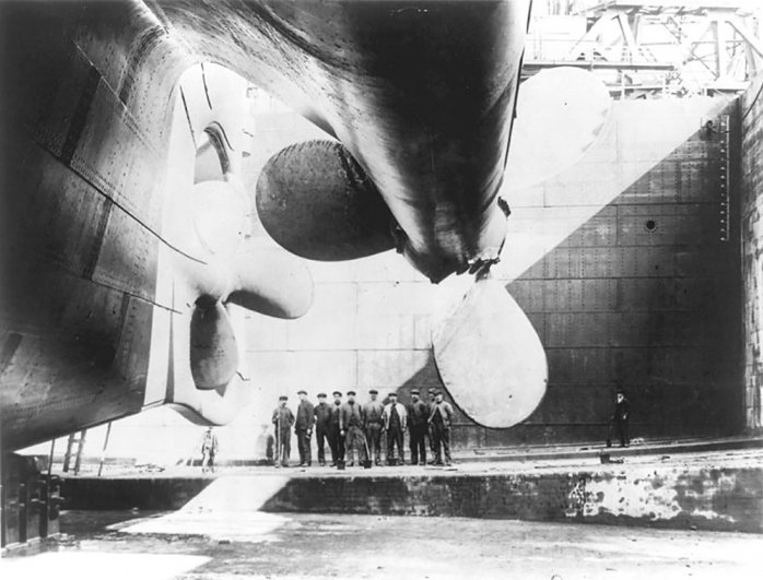 Рабочие стоят у рулевой «Титаника», 31 мая 1911 года.