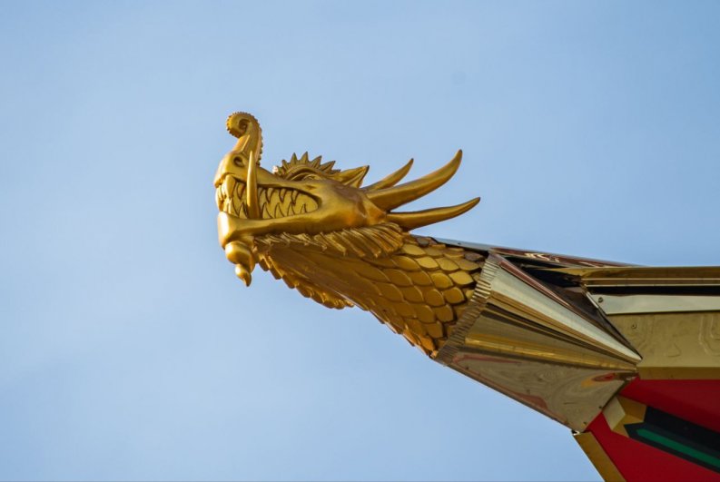 Золотой дракон выступающий со здания. 