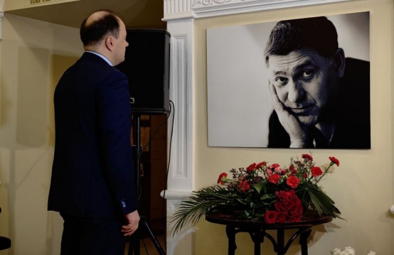 В фойе театра Артем Молчанов почтил память Сергея Пускепалиса.