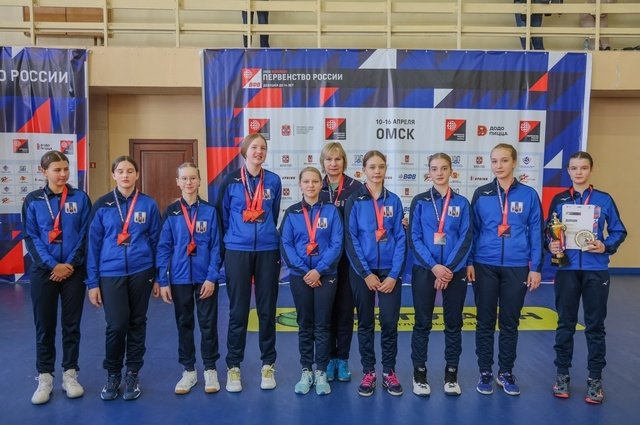 «СШ по волейболу» из Южно-Сахалинска проиграла двум лидерам, но три победы в остальных встречах принесли ей третьей место. 