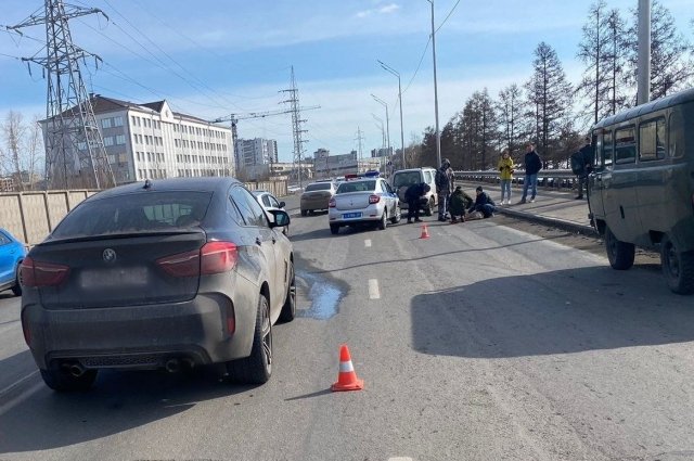 Водитель BMW наехал на косулю в Красноярске.