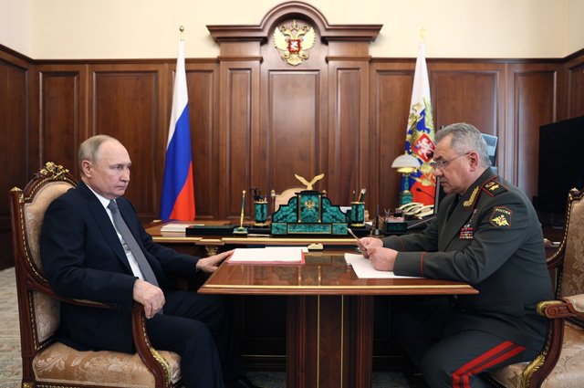 Президент РФ Владимир Путин и министр обороны Сергей Шойгу во время встречи.