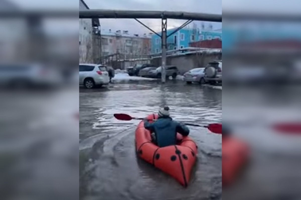 Житель Якутска совершил заплыв на лодке по луже во дворе | АиФ Якутия