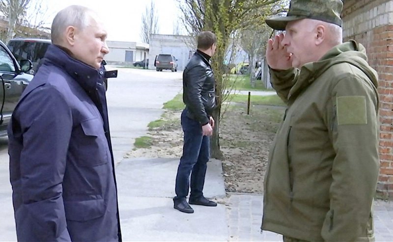 Президент Владимир Путин и командующий группировкой войск «Днепр» генерал-полковник Олег Макаревич.