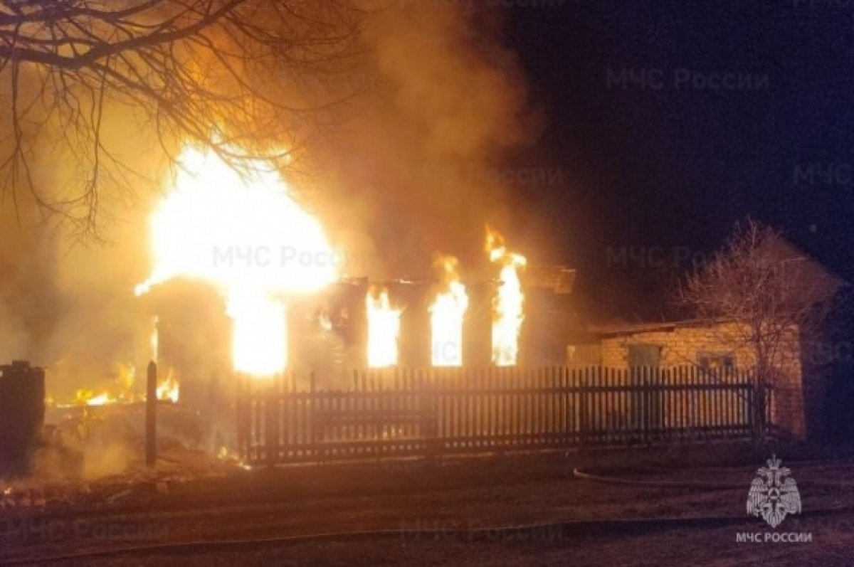 В брянском поселке Красный Бор ночью 19 апреля сгорел жилой дом