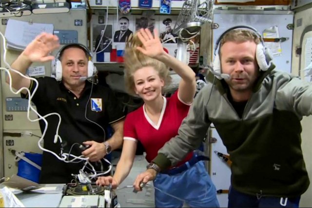 Космонавту Антону Шкаплерову (слева) режиссёр Клим Шипенко (справа) доверил в «Вызове» роль космонавта. А Юлия Пересильд сыграла  кардиохирурга.
