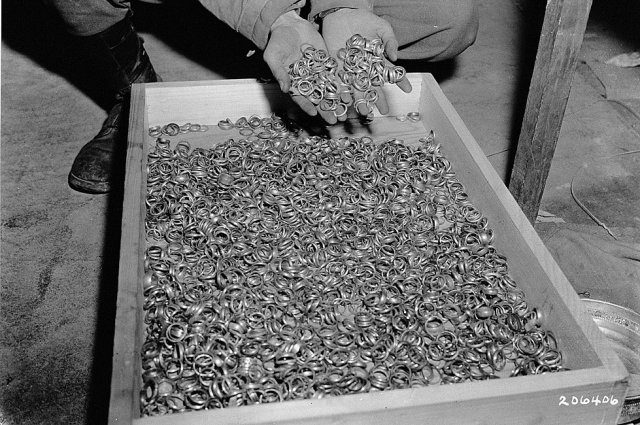 Золотые кольца, которые немцы сняли со своих жертв. Золото найдено американцами в пещере около концлагеря Бухенвальд, Германия. 05.05.1945.