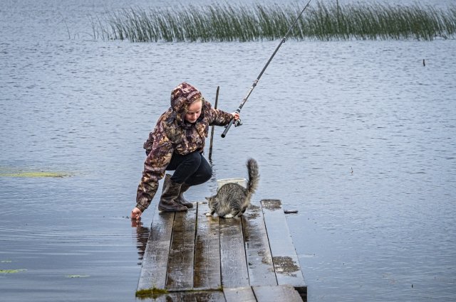 Согласно действующим правилам, местные жители могут ловить рыбу только удочкой.