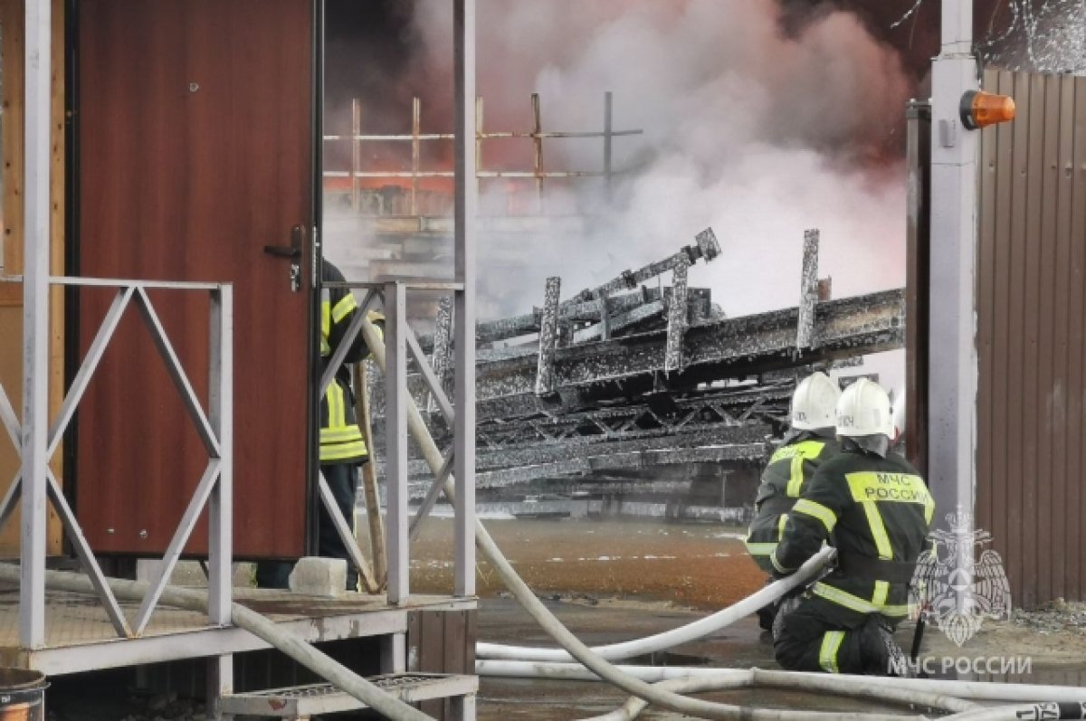 Площадь пожара на складе в Дзержинске достигла 4 тыс. кв. метров