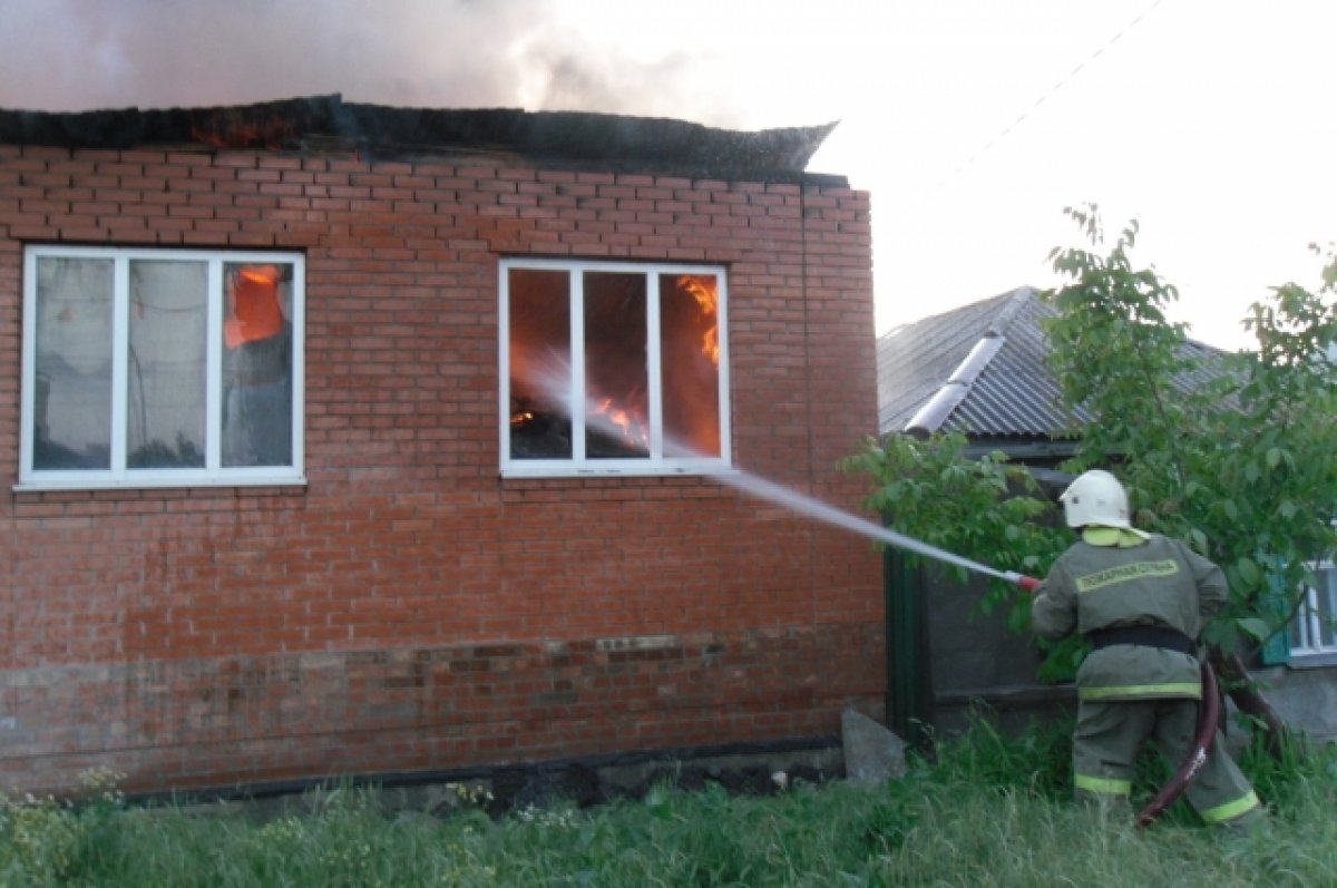 В Ростовской области спасатели вытащили из огня людей при пожаре в доме
