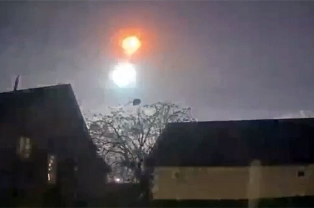 На многочисленных видео запечатлен в том числе и сам момент падения на землю некоего огненного тела.