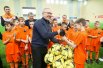 Александр Усс подарил мячи юным футболистами из ЛНР.