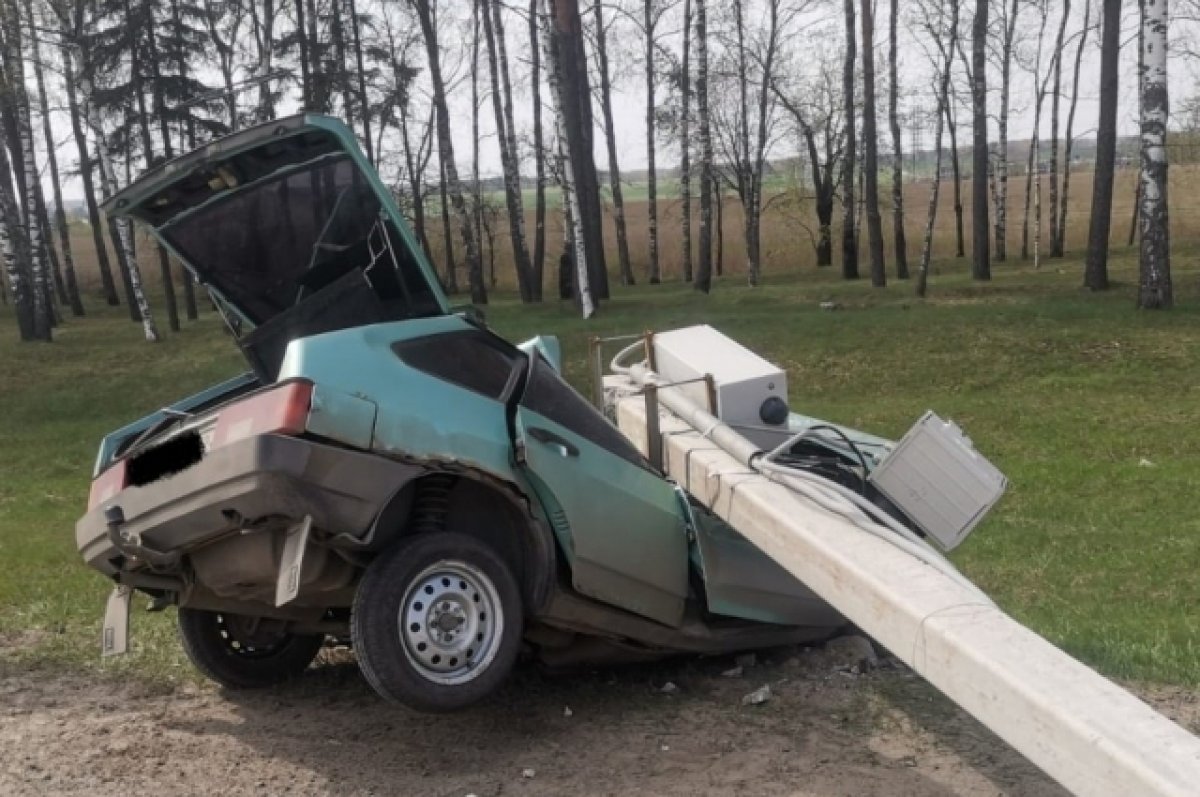 27-летний водитель ВАЗа врезался в столб на трассе А-240 в Брянском районе