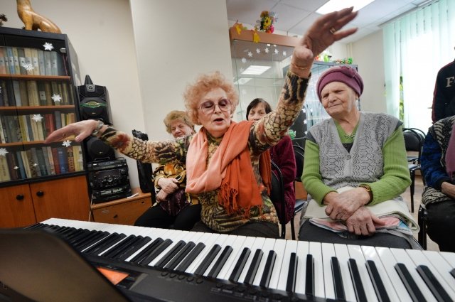 Современные пенсионеры имеют возможность брать уроки рисования, улучшать свои компьютерные навыки, танцевать, петь, даже в «Что? Где? Когда?» играть.