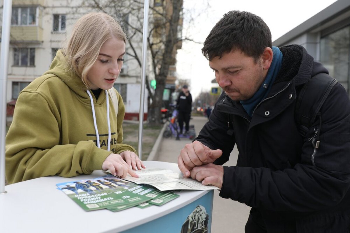 Москвичи живо интересуются у волонтеров информацией о службе по контракту