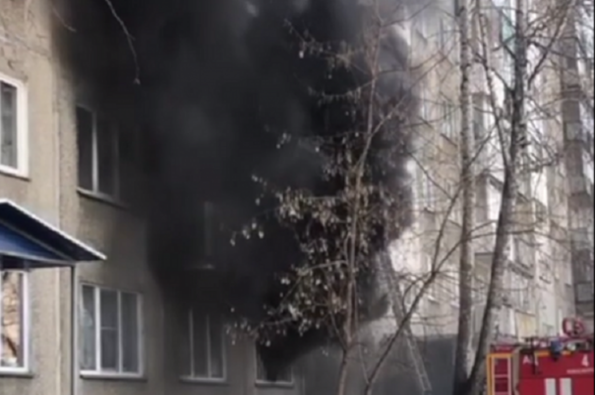 23 апреля новосибирск. Пожар в жилом доме. Горящий дом. Пожар в Новосибирске сегодня.