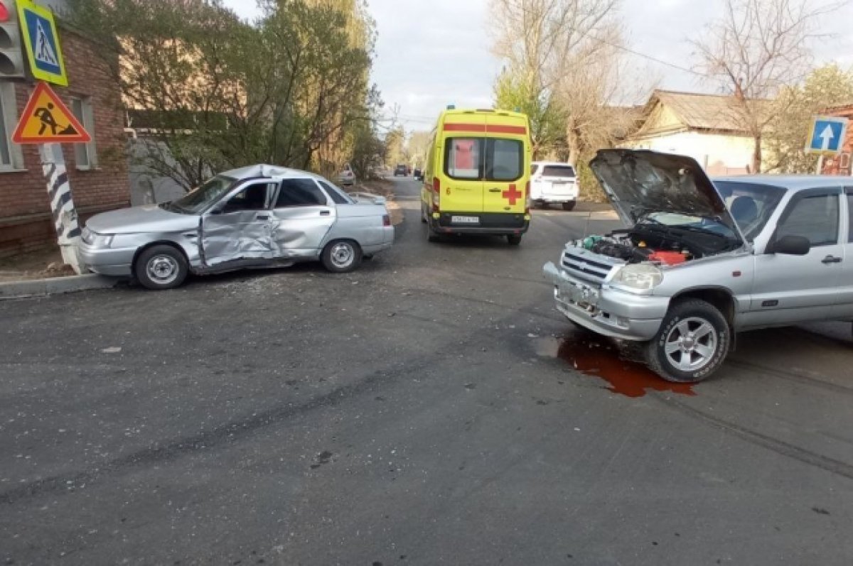 В Энгельсе водитель «десятки» покалечился в столкновении с Chevrolet Niva |  АиФ Саратов