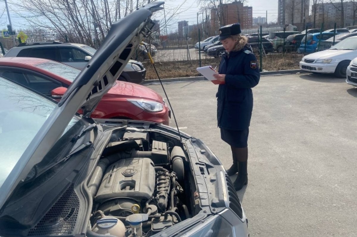 В Новосибирске из автосалона приставы изъяли заложенную машину | АиФ  Новосибирск