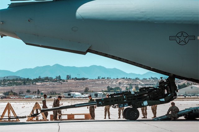 Гаубицы M777 загружаются в транспортный самолет ВВС США для отправки на Украину.