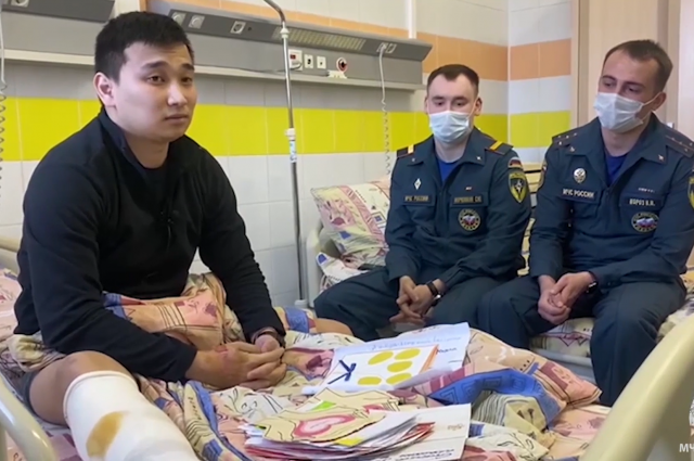 24-летний Саранг Мишкеев получил ожоги второй степени конечностей (около 7% тела). 
