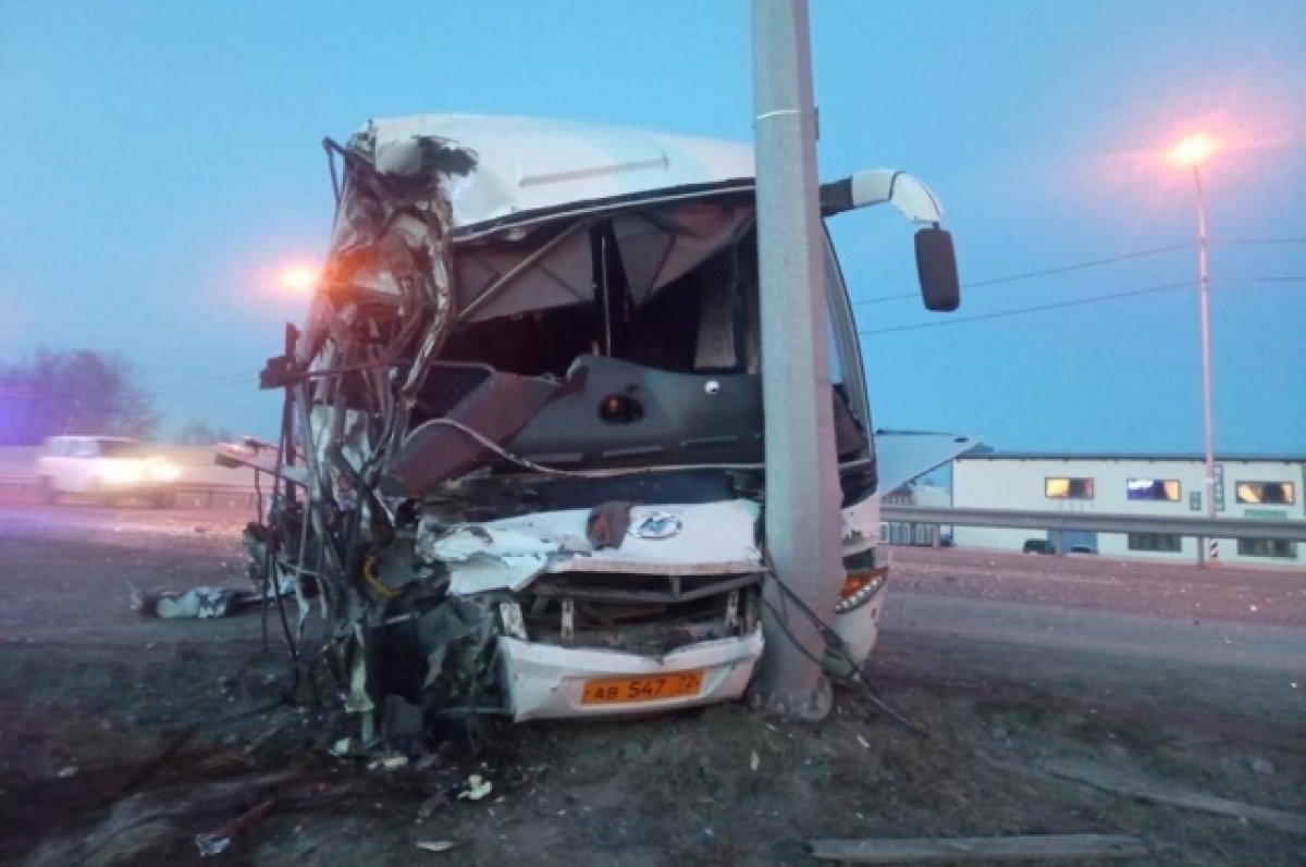 В Тюменской области рейсовый автобус врезался в бензовоз