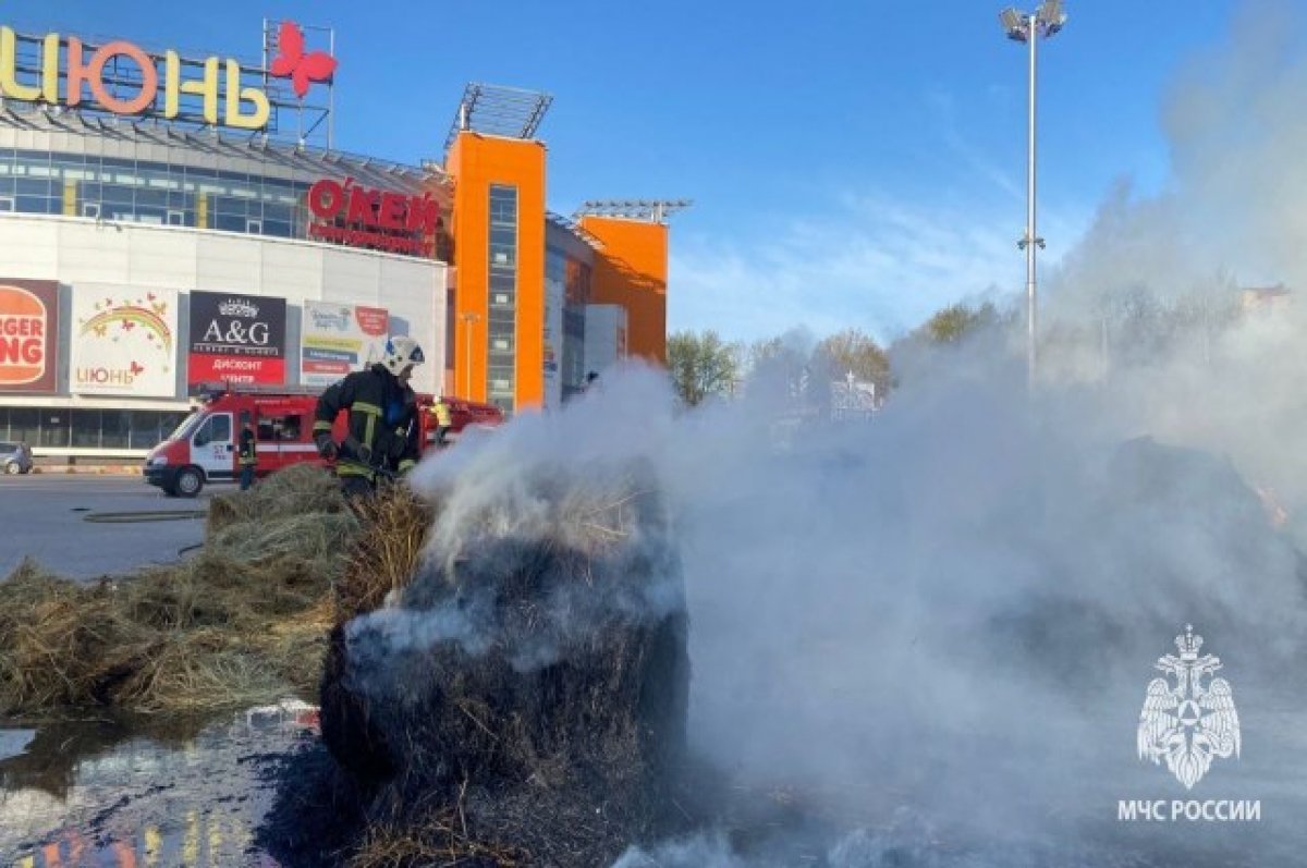 Водитель грузовика в Уфе сбросил горящее сено на парковку перед ТЦ | АиФ Уфа