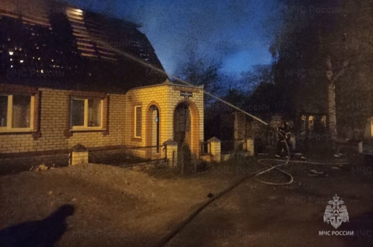 На улице Космонавтов в Брянске загорелся жилой дом