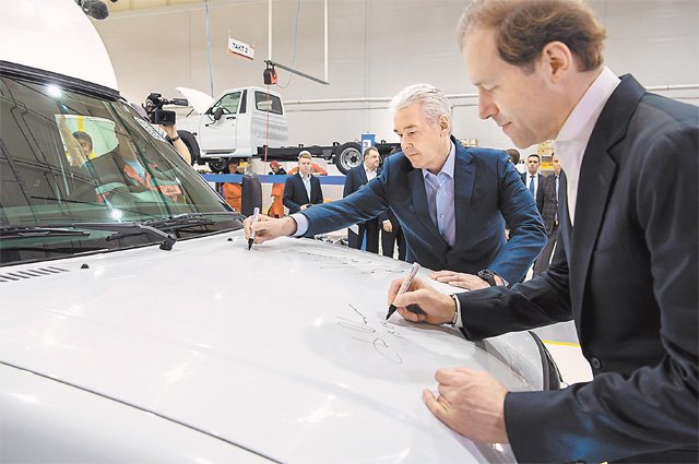 Мэр Собянин и глава Минпромторга Денис Мантуров дали старт российскому электрогрузоавтомобилю.