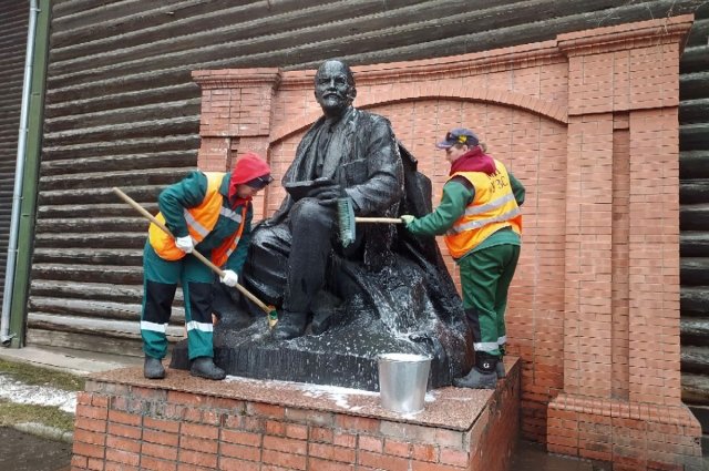 Рабочим предстоит отмыть больше 80 городских скульптур.