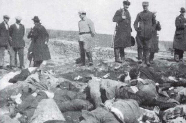 Убийцы рядом с телами жертв, фото 1918 года