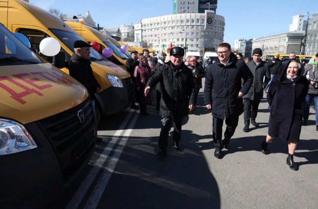 Алексей Текслер осмотрел школьные автобусы, которые направили в 25 муниципалитетов.